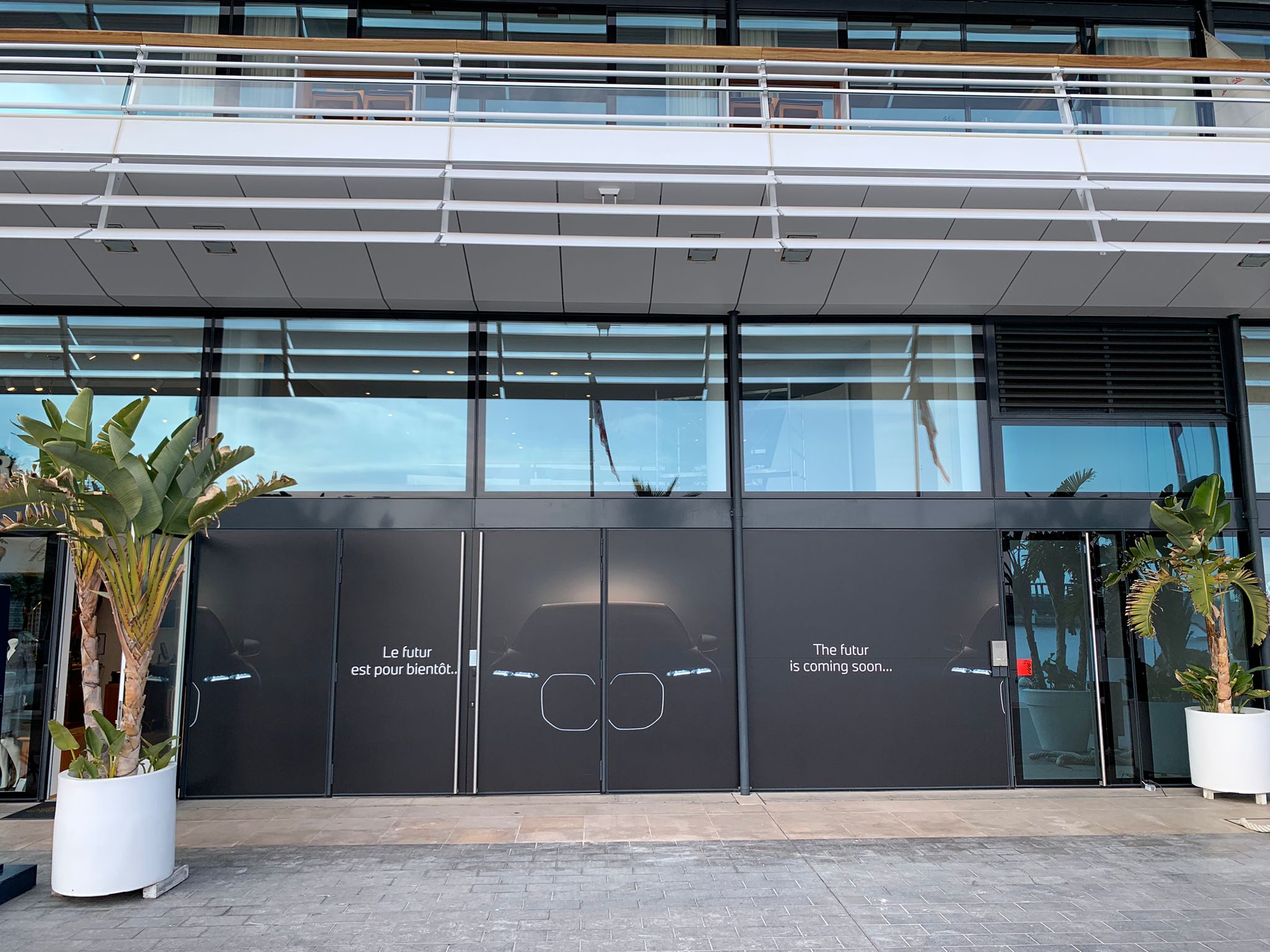 Création d'un habillage de vitrine de showroom pour BMW, au Yacht Club de Monaco