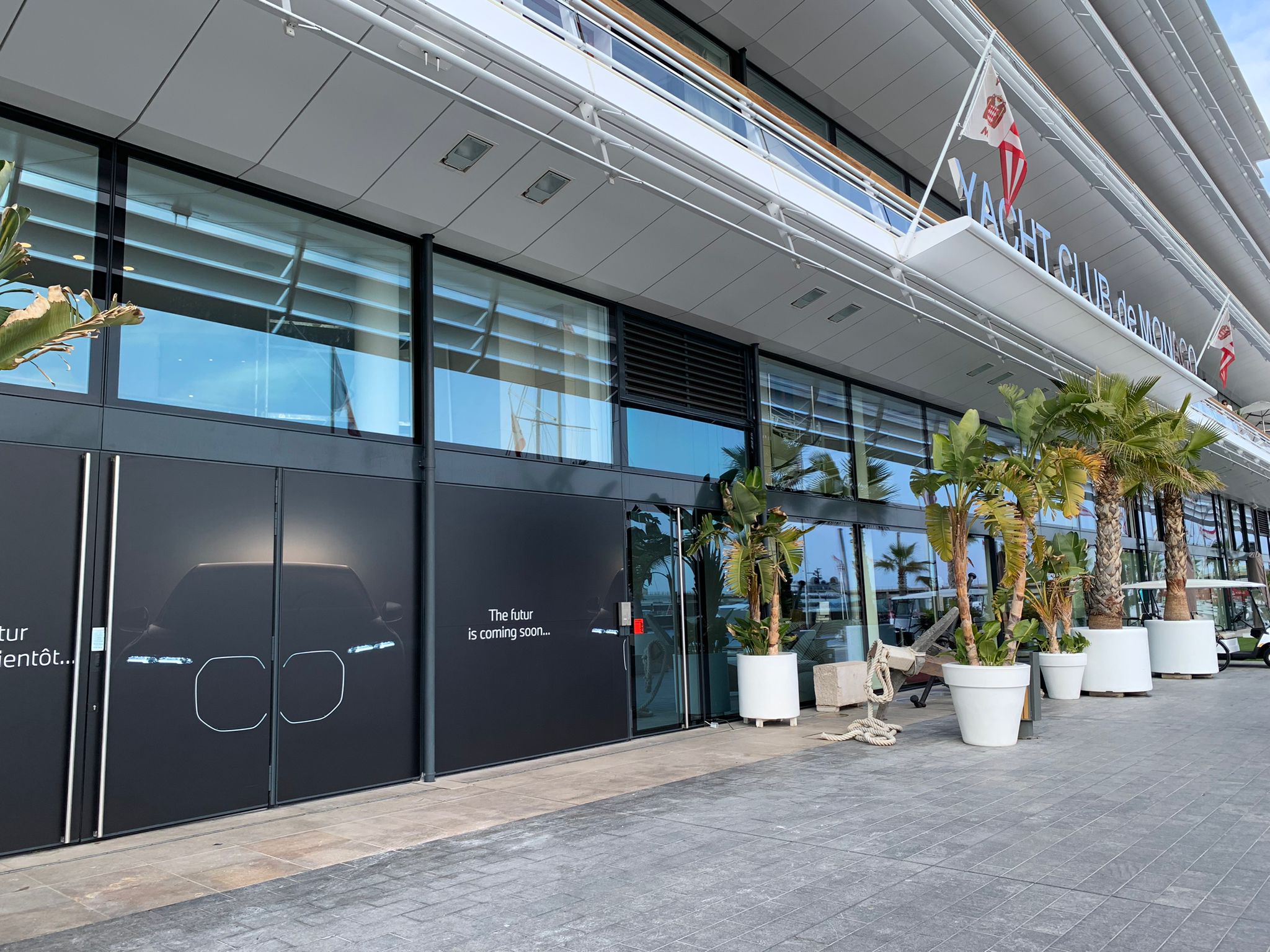 Création d'un habillage de vitrine de showroom pour BMW, au Yacht Club de Monaco