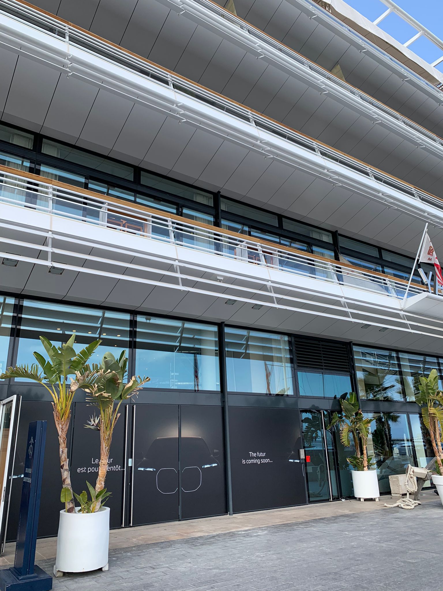 Création d'un habillage de vitrine de showroom pour BMW, au Yacht Club de Monaco